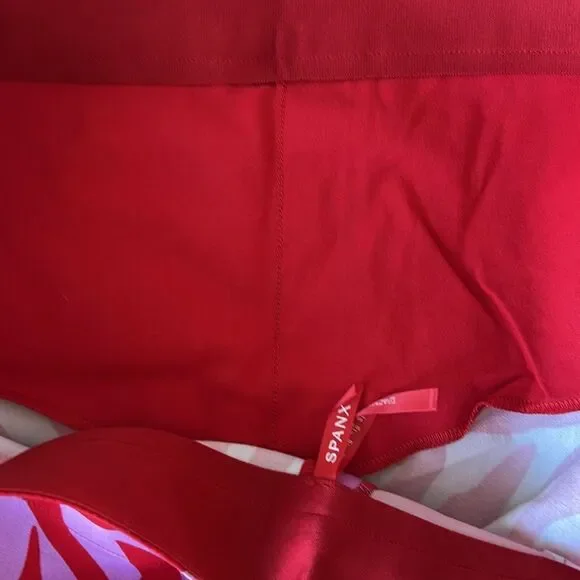 SPANX On the Go Print 4-Inch Shorts in True Red Zebra Stripe, Size XL, NWT - Picture 4 of 8